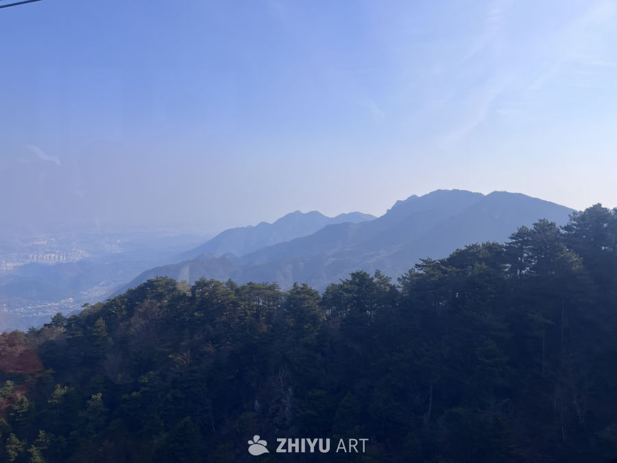 山间森林与远处城市