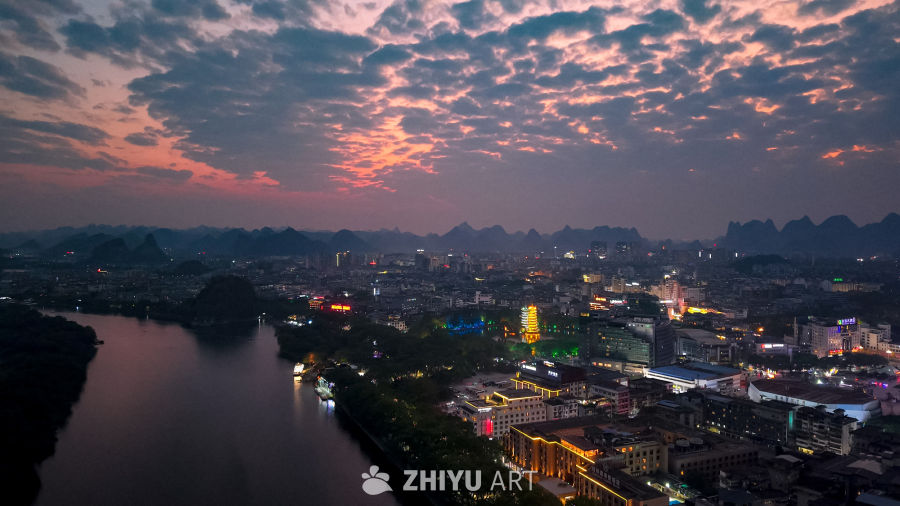 漓江边的城市剪影