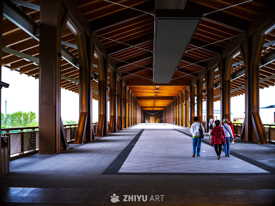 廊桥漫步：光影交错的现代之美