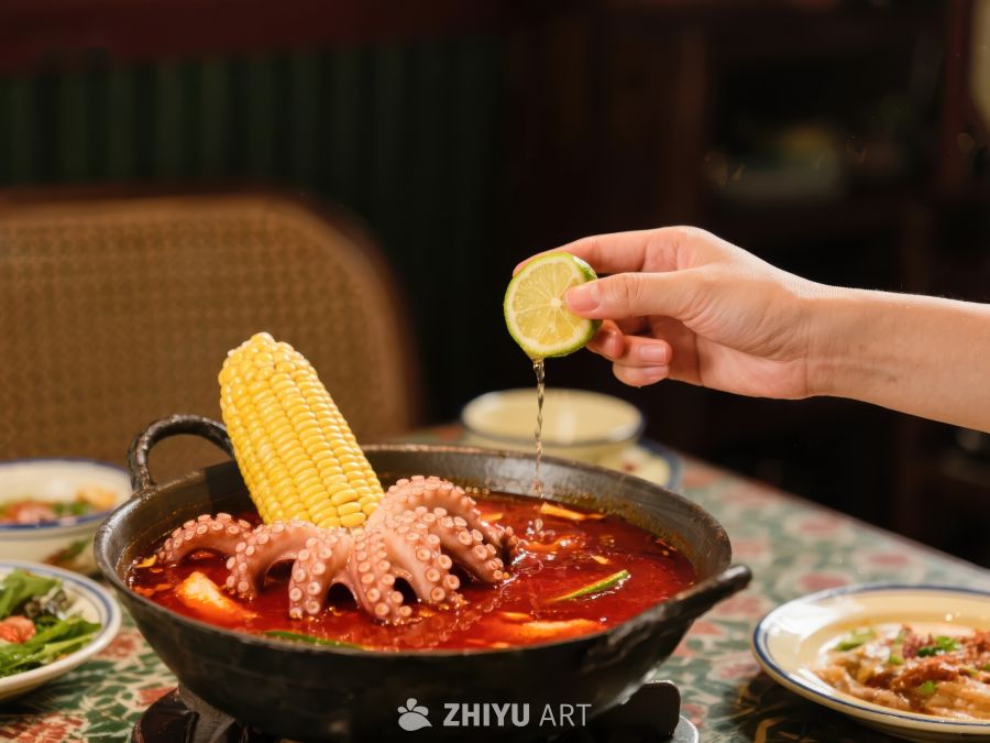 挤柠檬汁入海鲜火锅 229