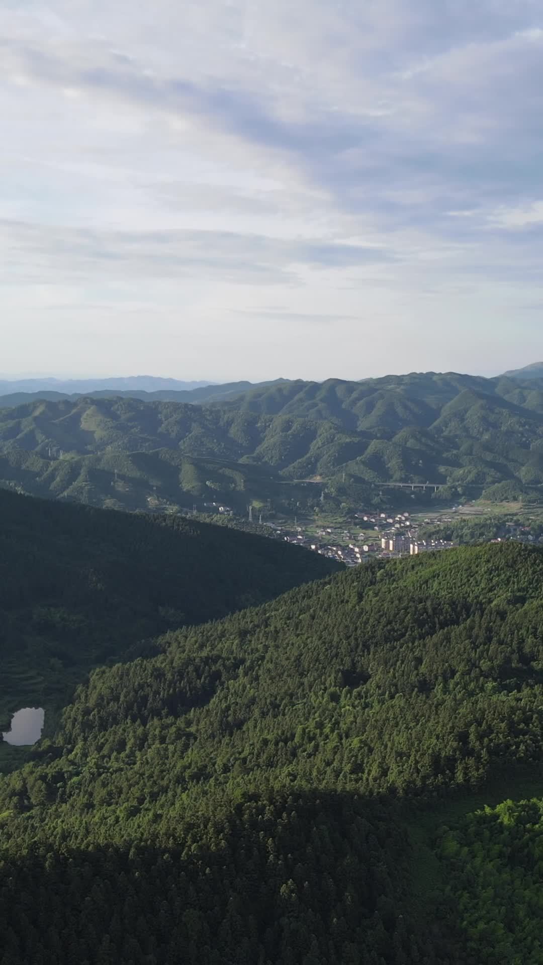 山间绿意与宁静