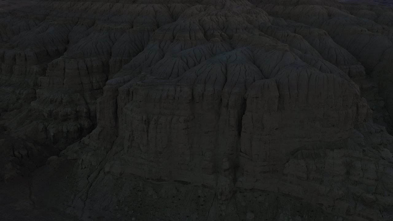 航拍黄昏时分的西藏阿里札达土林风光