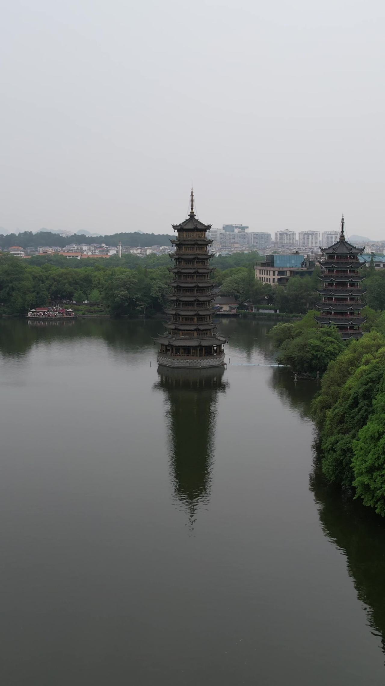 双塔倒影湖畔静谧景
