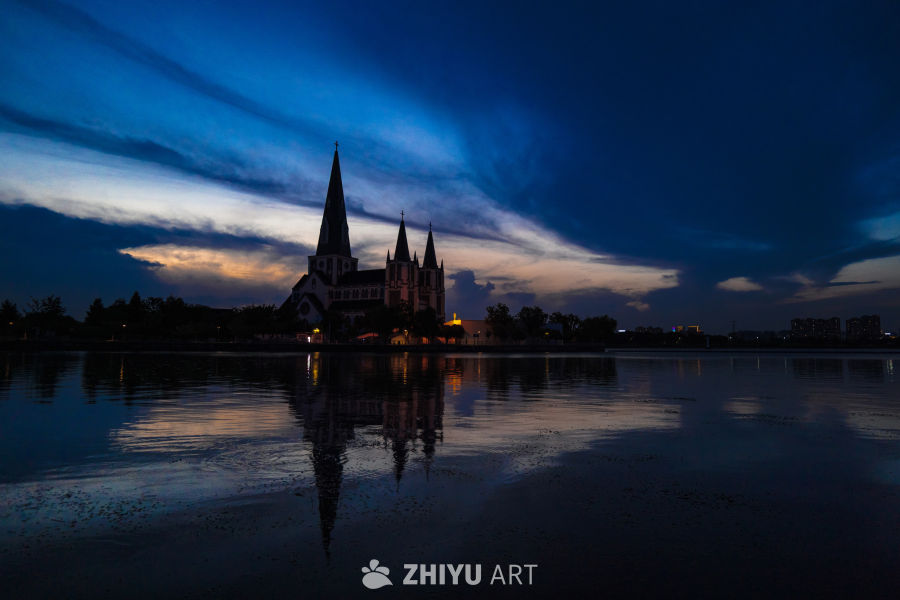 夜幕下的教堂倒影