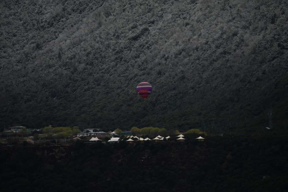 深山中的热气球