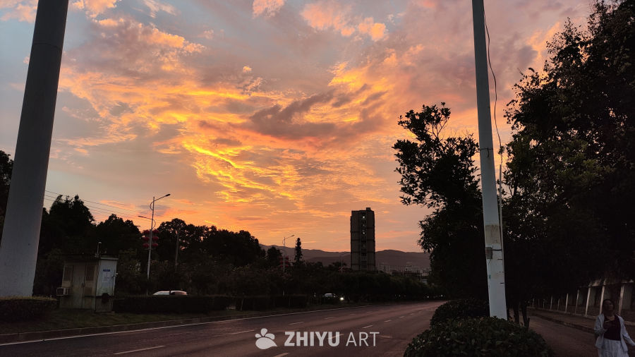 秋日路边的火烧云