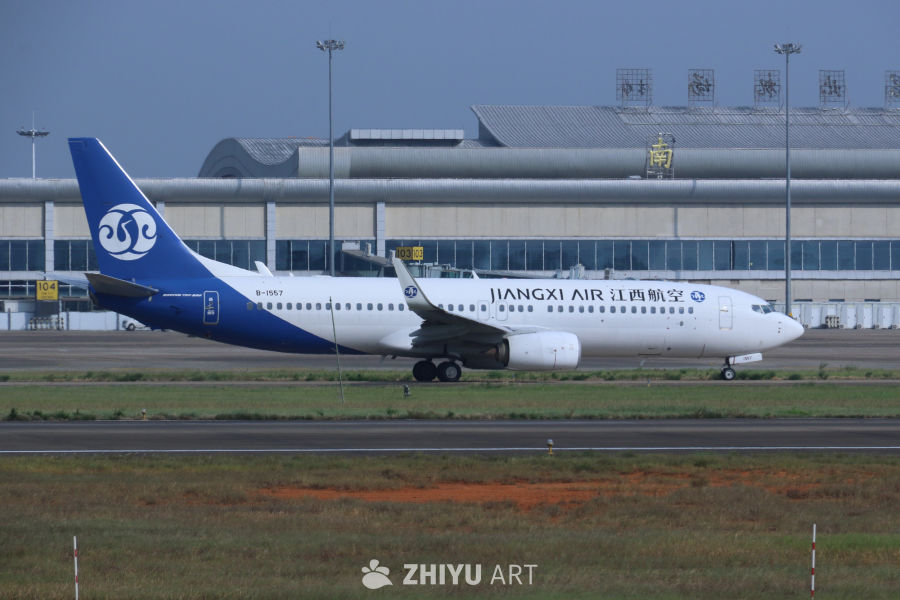 江西航空飞机在机场跑道上