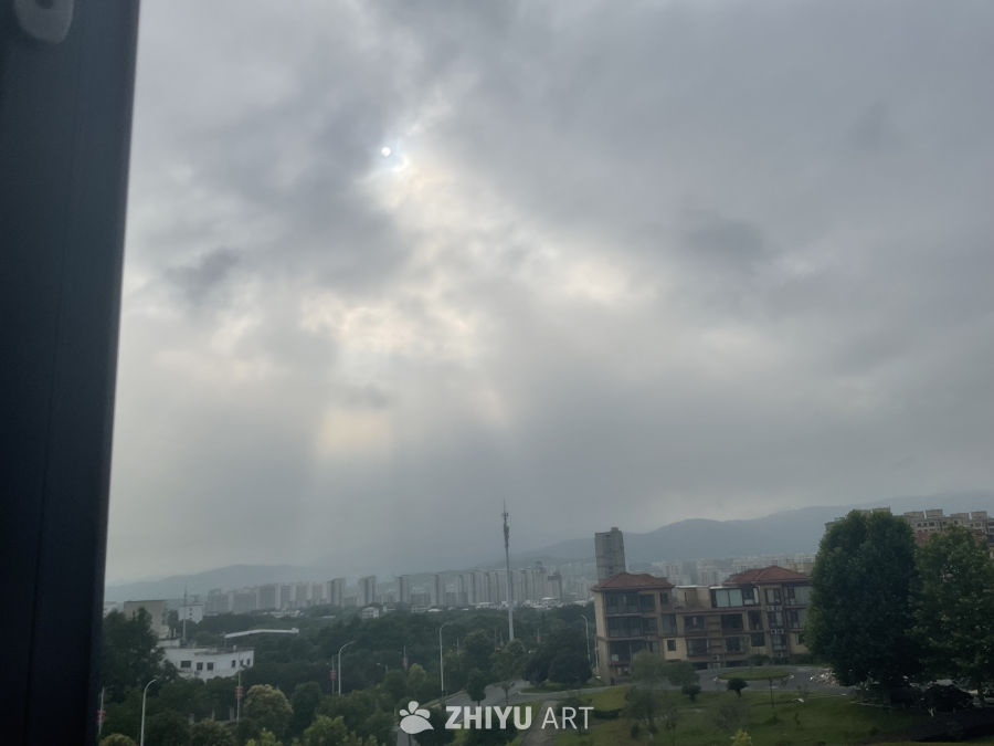 阴云下的城市风光
