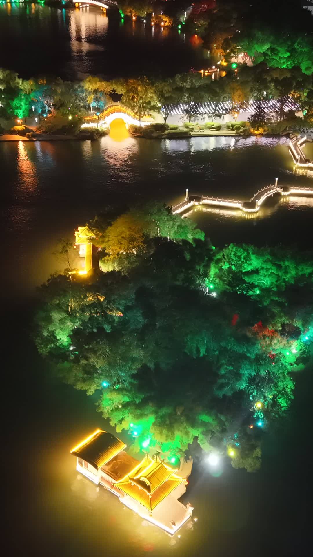竖版航拍桂林两江四湖夜景日月双塔 (10)