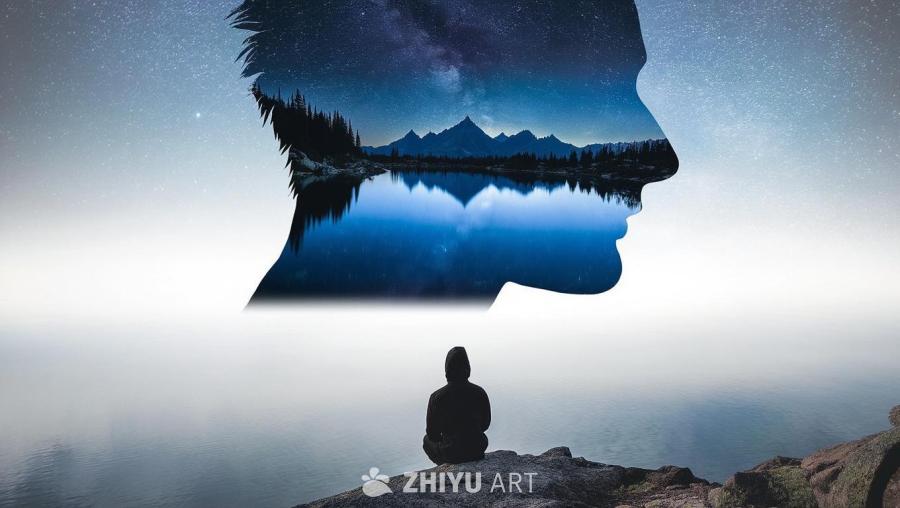夜间的山湖表面叠加呈现出一个男人的面部轮廓，其中湖