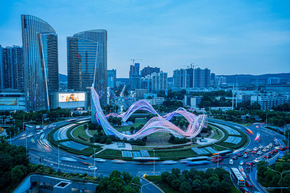 武汉光谷广场傍晚夜景