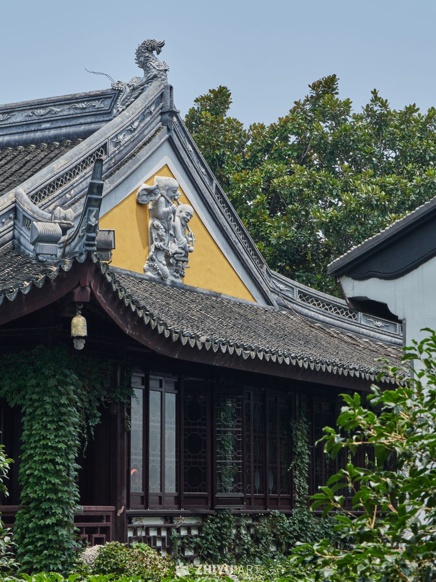 苏州寒山寺内建筑上的石雕人物