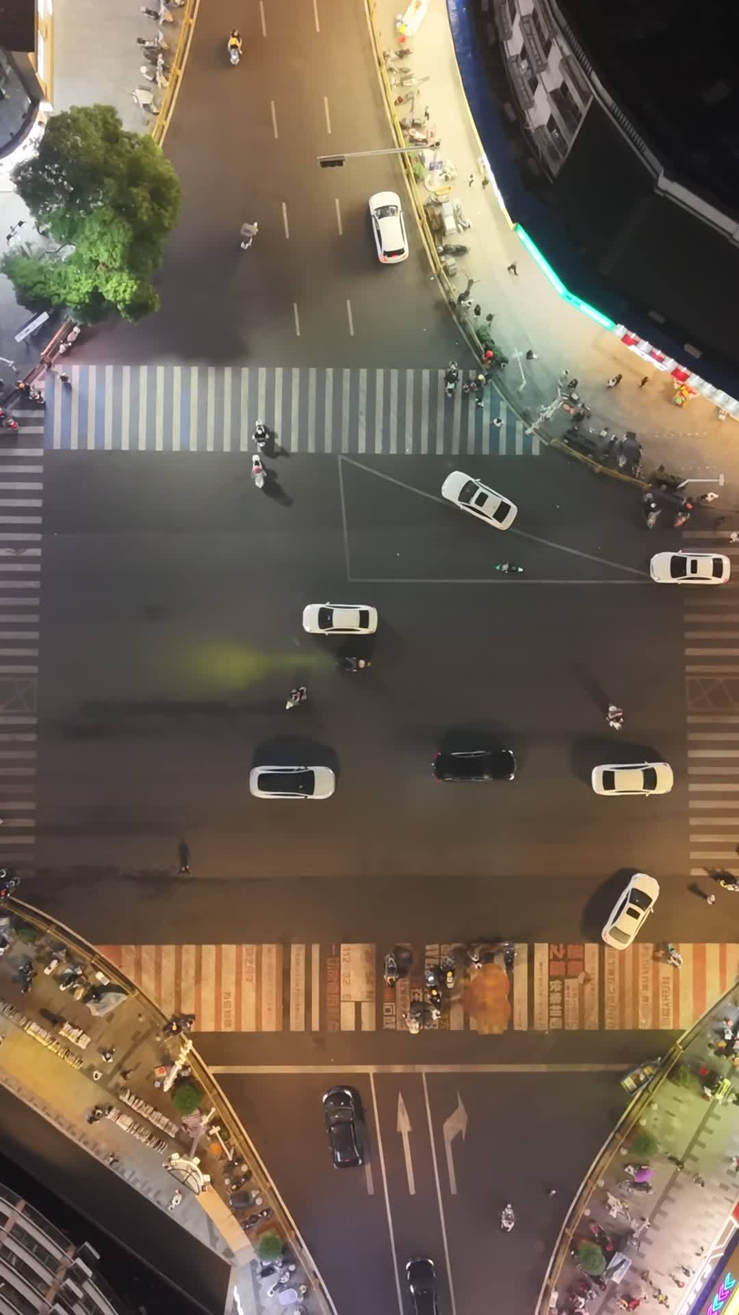 夜幕下的城市十字路口