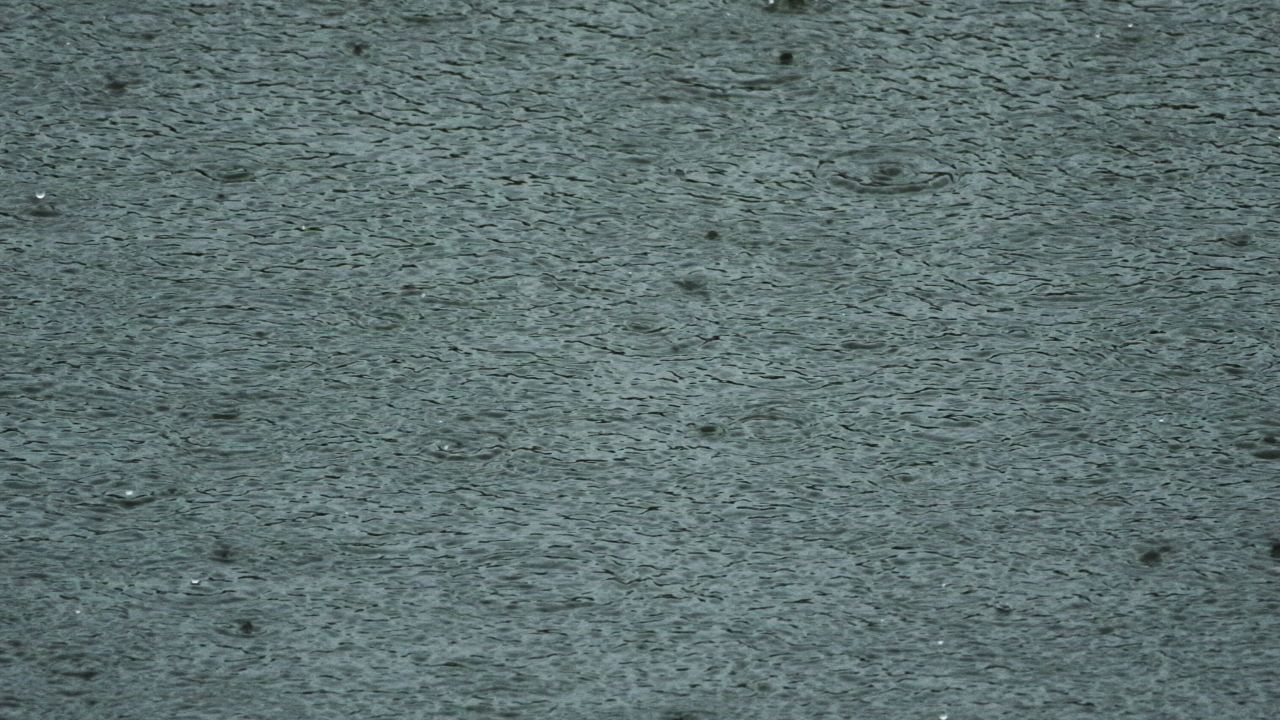 下雨水滴在湖面上4K实拍