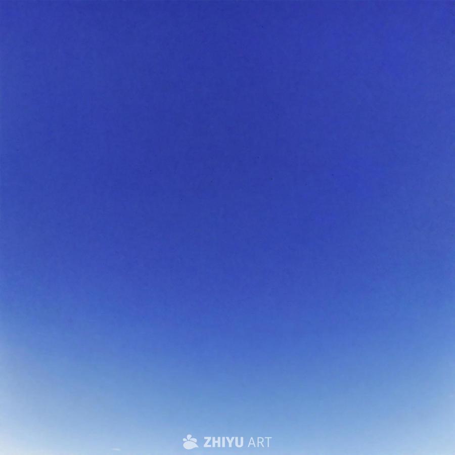 一片蔚蓝的天空，没有任何云朵。天空呈现出深邃的蓝色