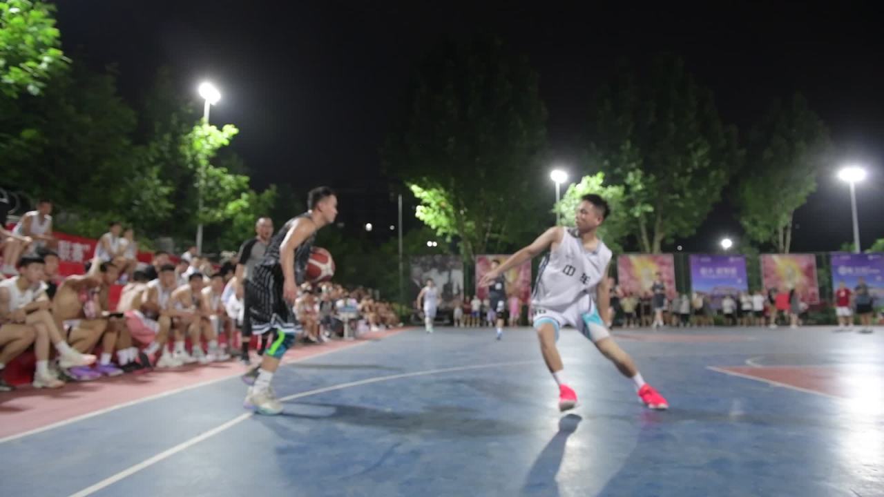 夜间街头篮球对决