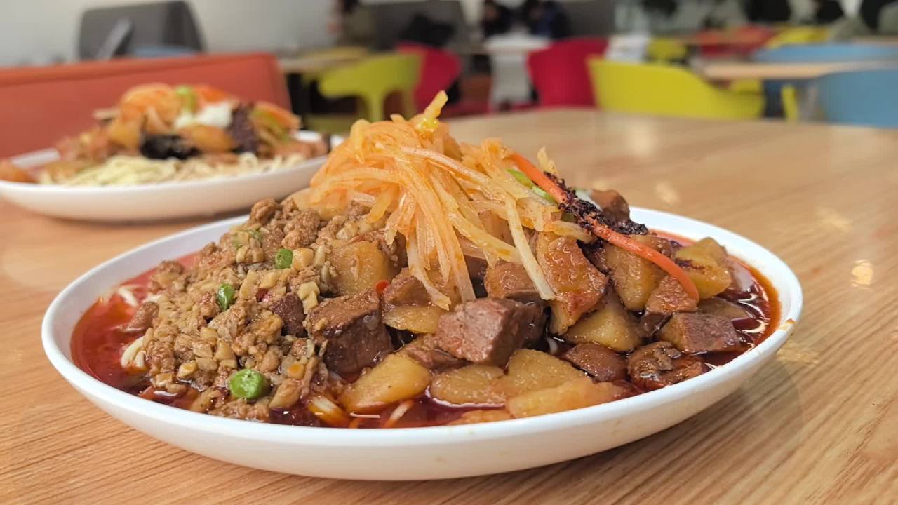 美食，红烧肉拌面
