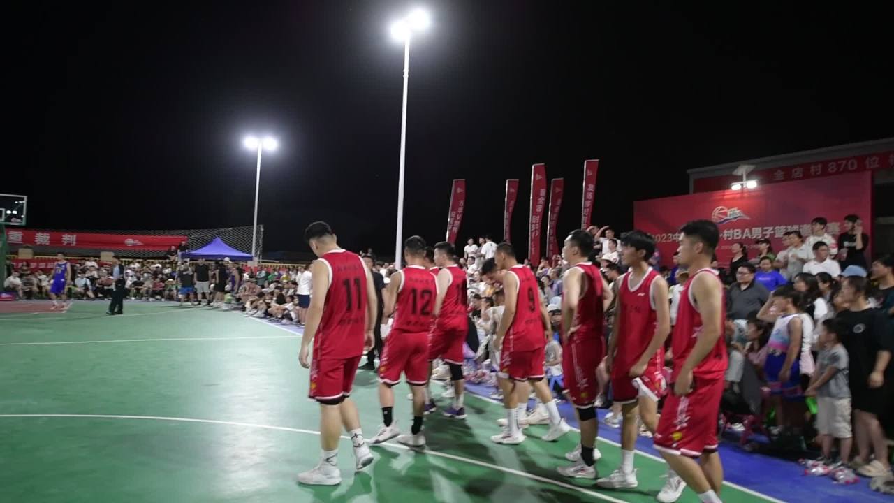 夜间篮球赛精彩瞬间