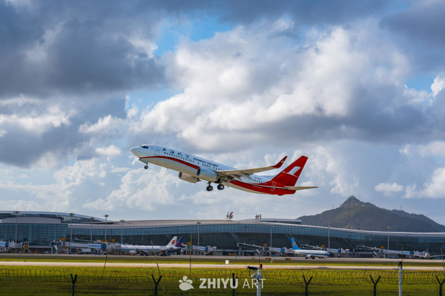 上海航空飞机从机场起飞