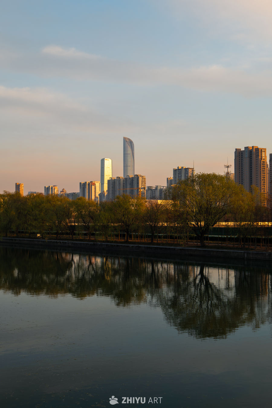 城市河畔的宁静黄昏