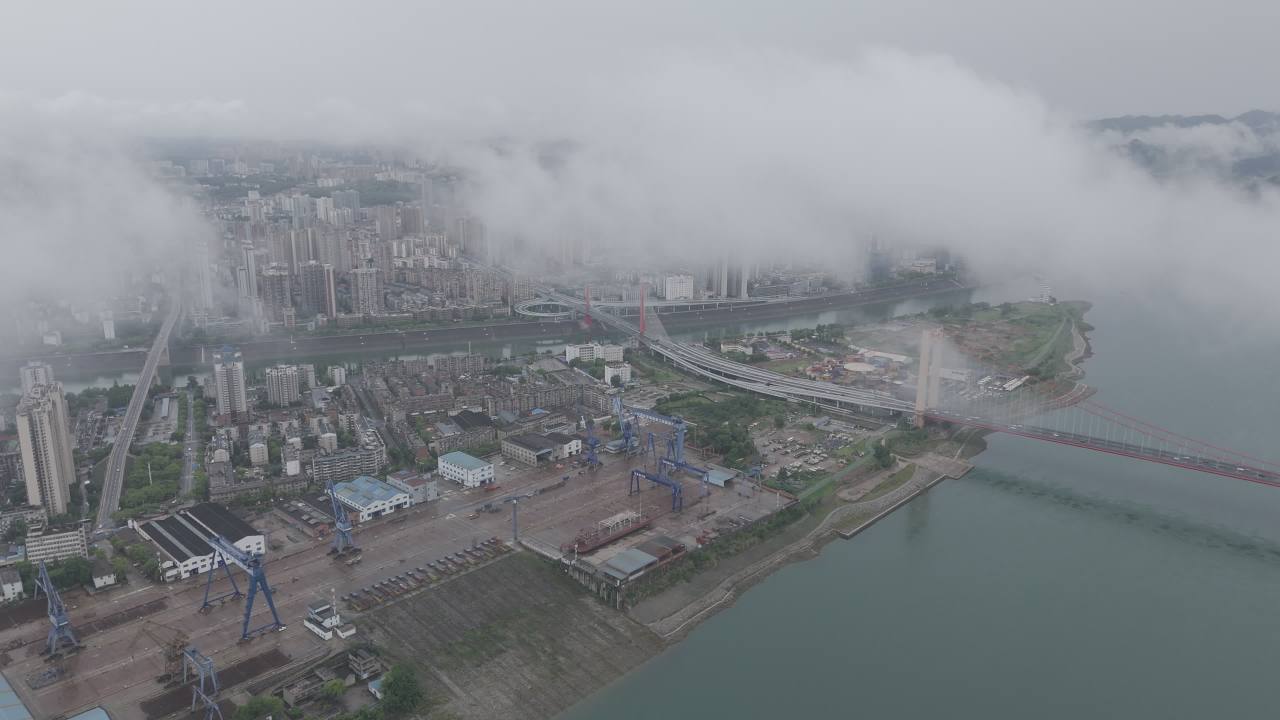 云雾缭绕的城市与桥梁