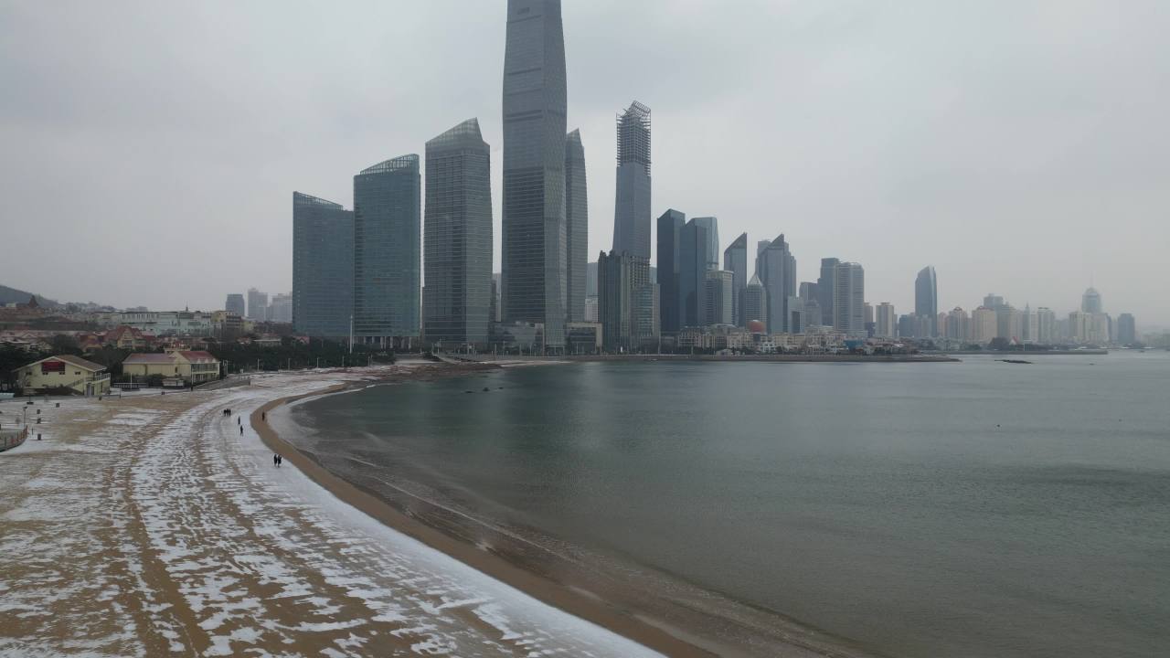 青岛第三海水浴场城市海边雪景航拍 6