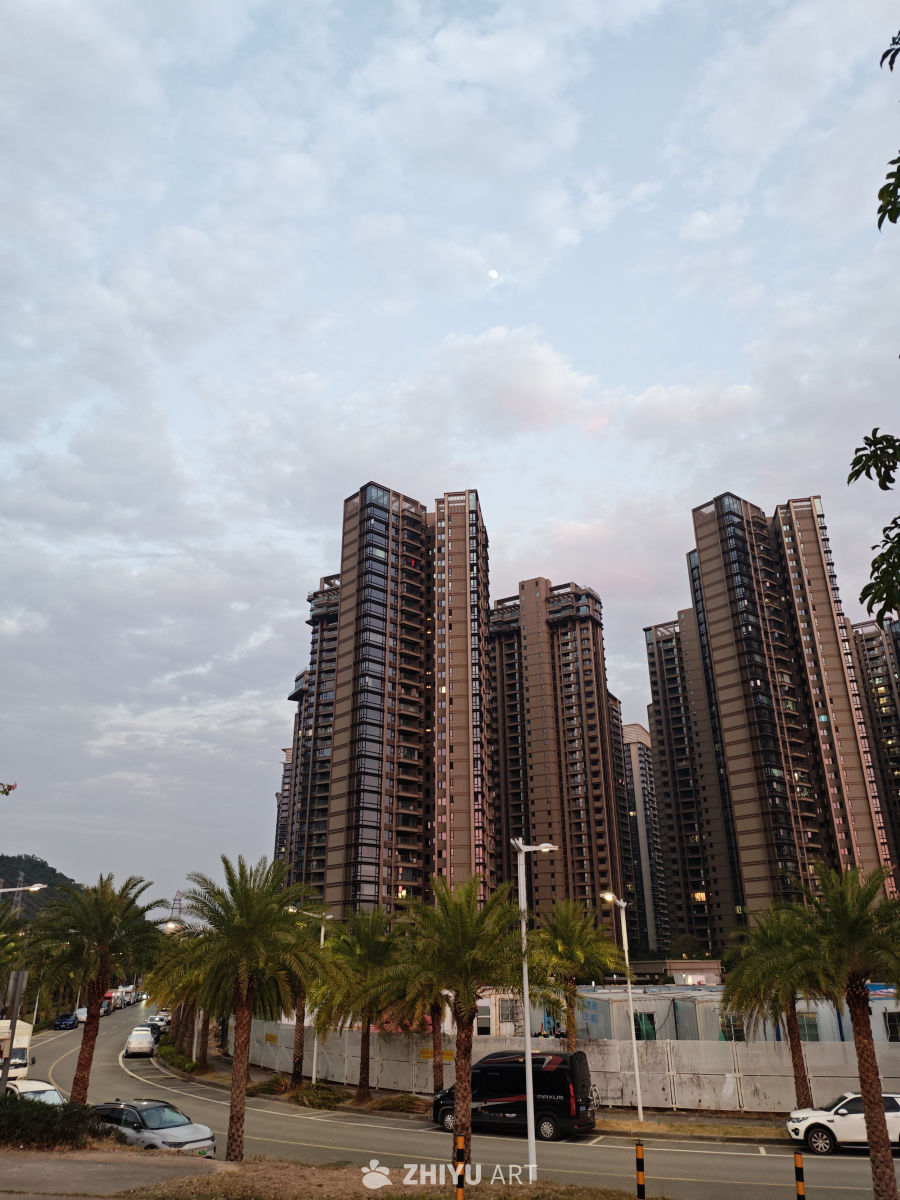 黄昏时分的城市住宅区