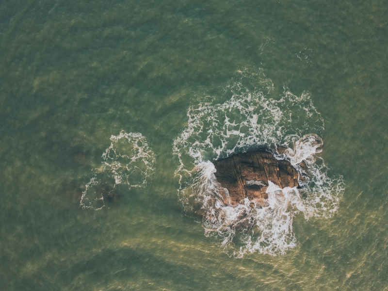 海浪冲击礁石 6