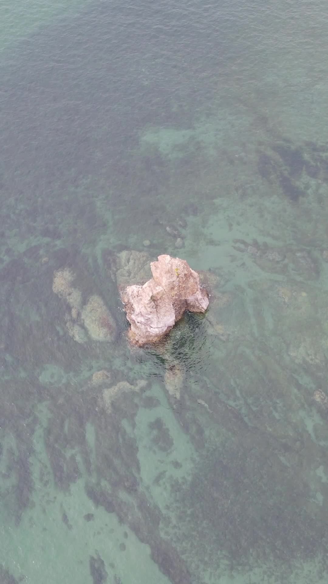 海中孤石