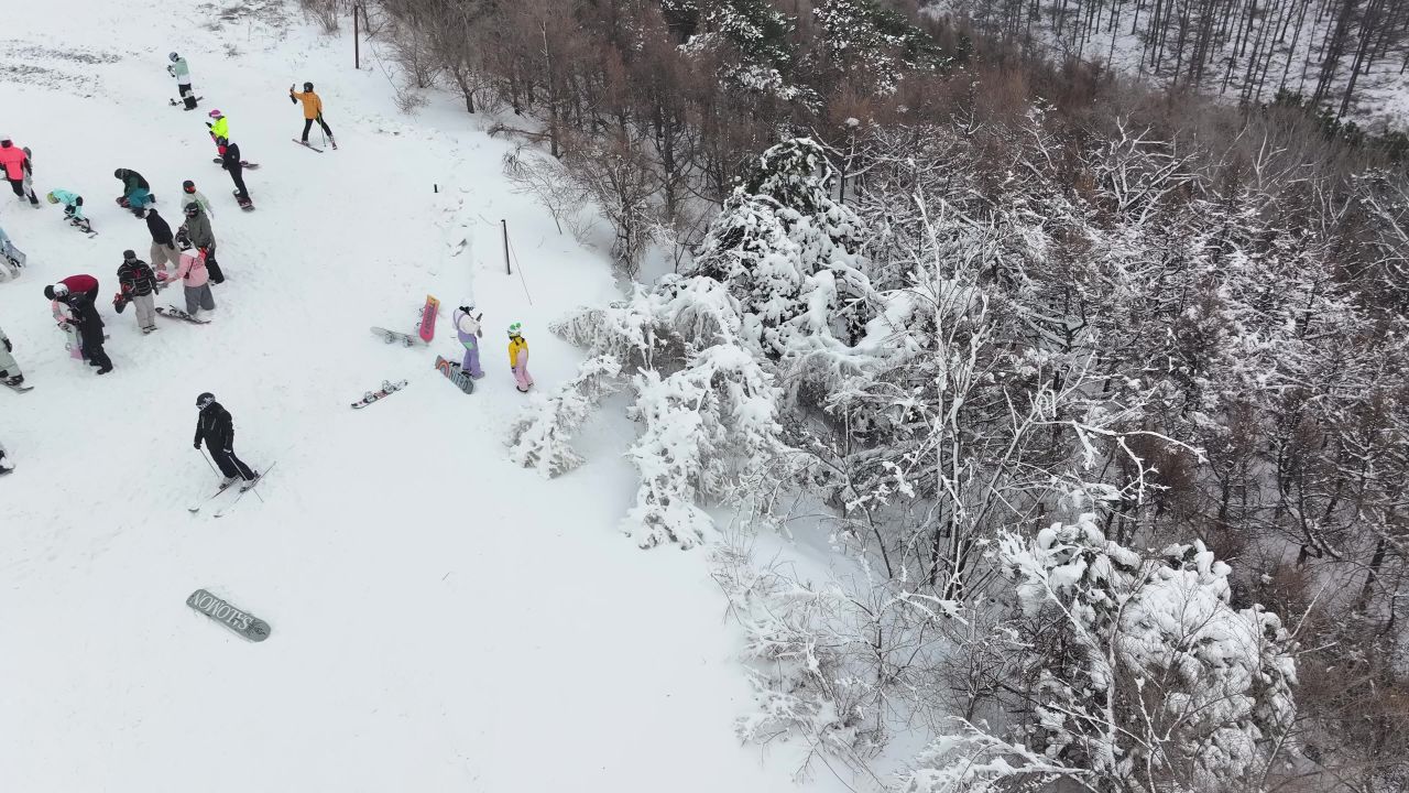 滑雪场的休息滑雪爱好者