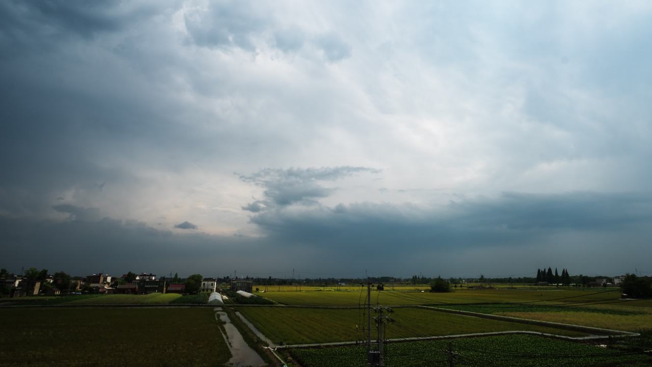 乌云密布遮天蔽日云海翻腾雷阵雨台风 21