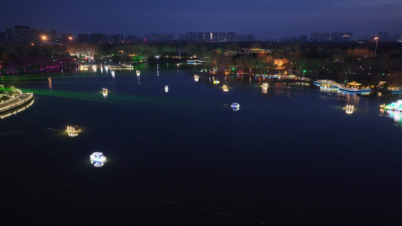 夜色中的湖畔