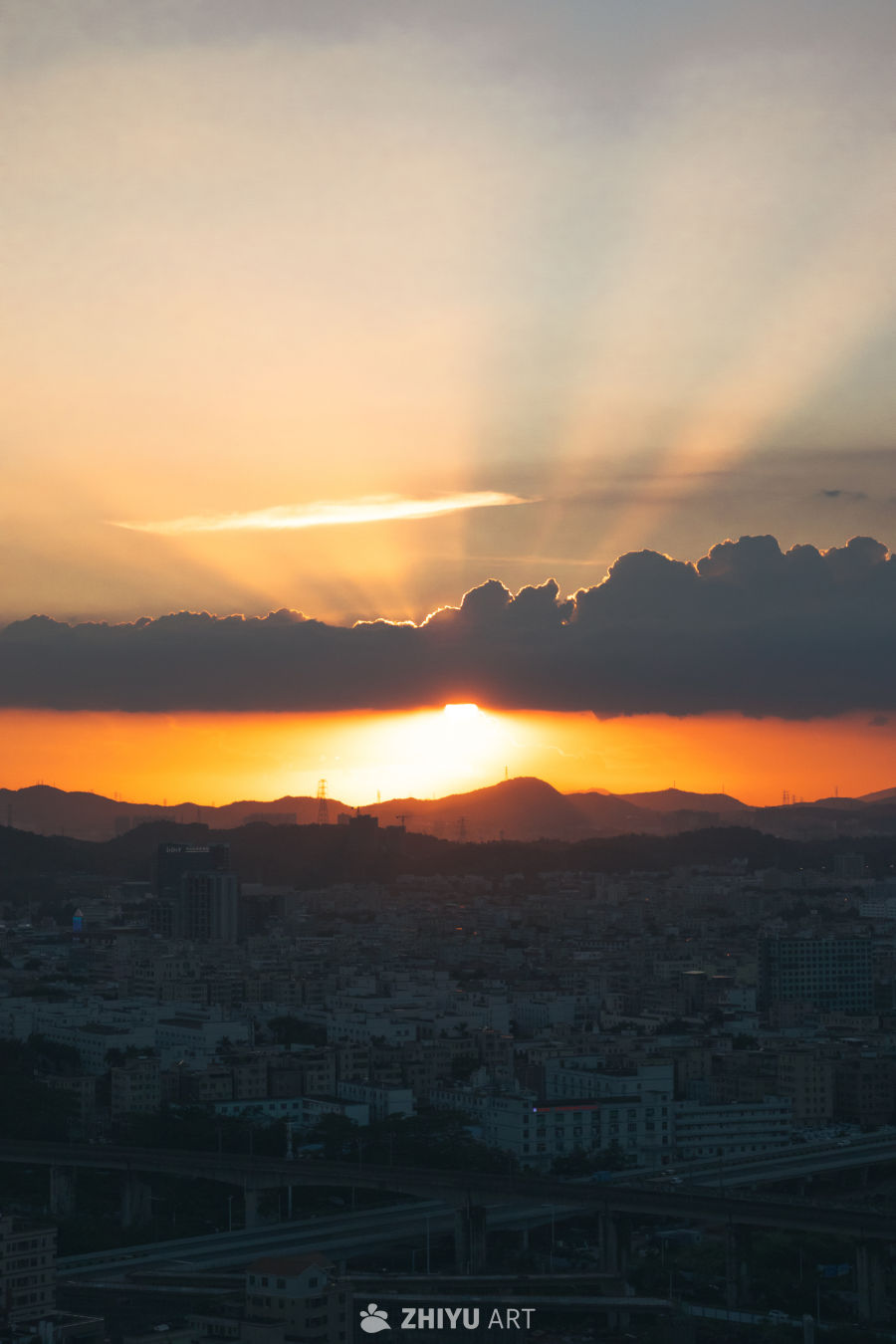城市日落光影