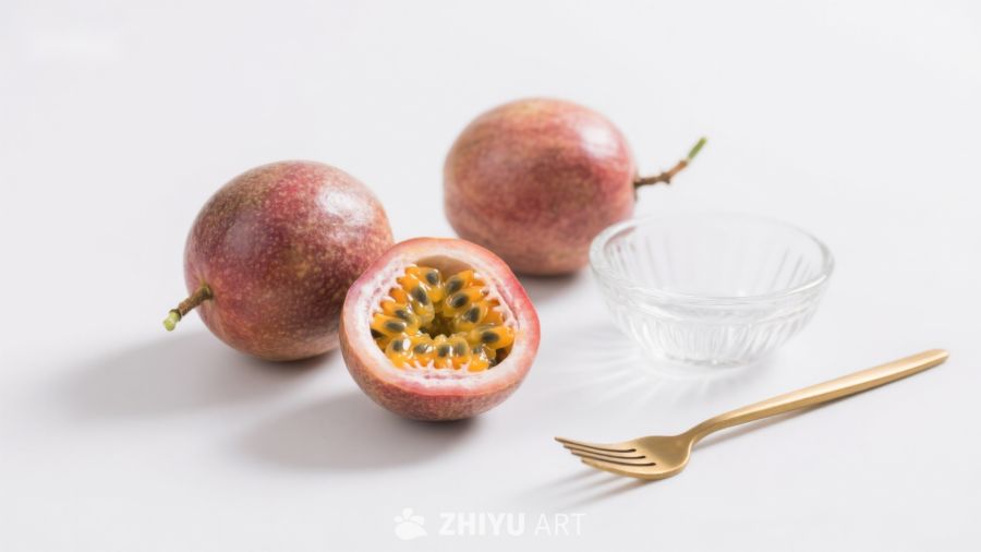 新鲜百香果与金色叉子