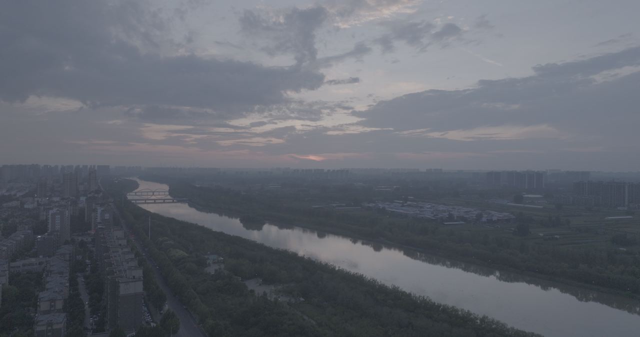 城市河畔的日落景色