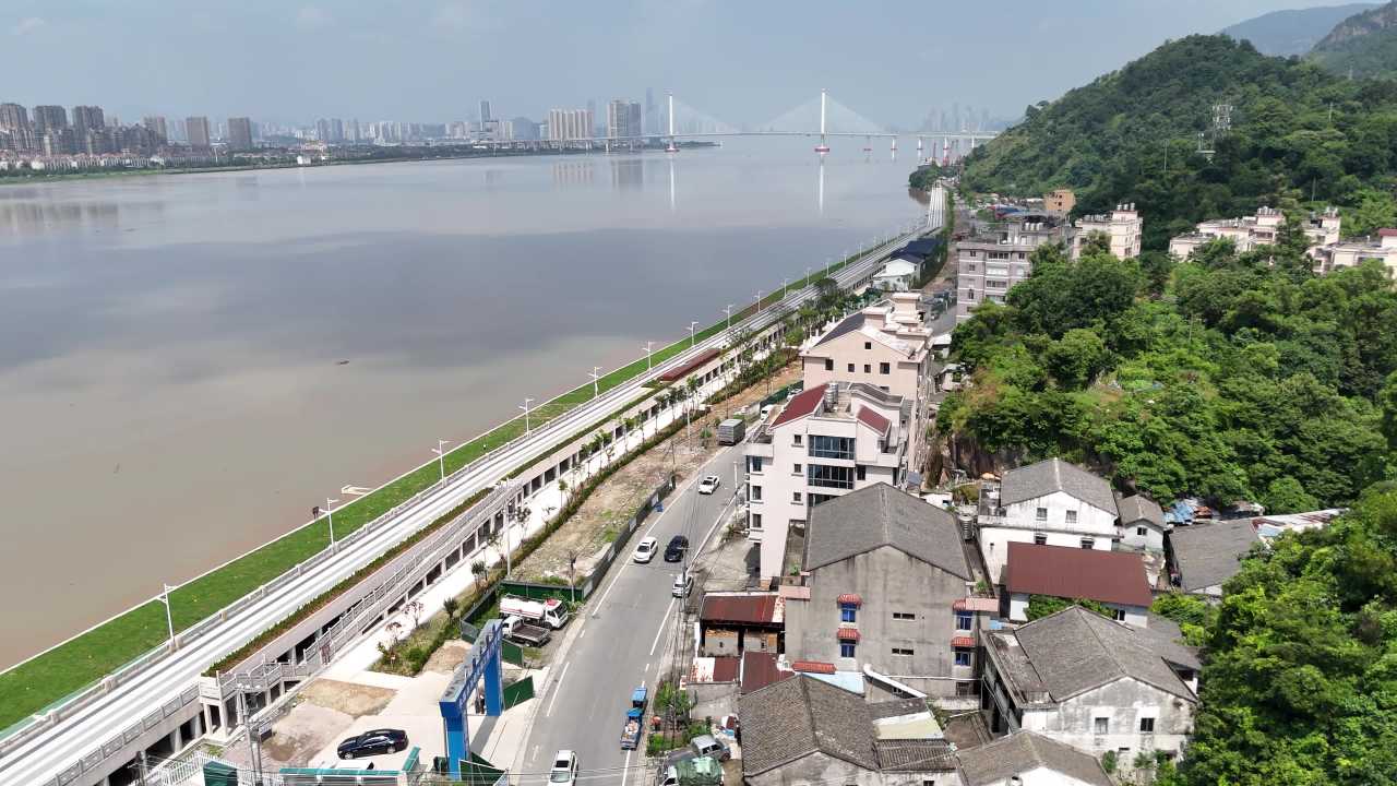 河畔城市的宁静与繁华