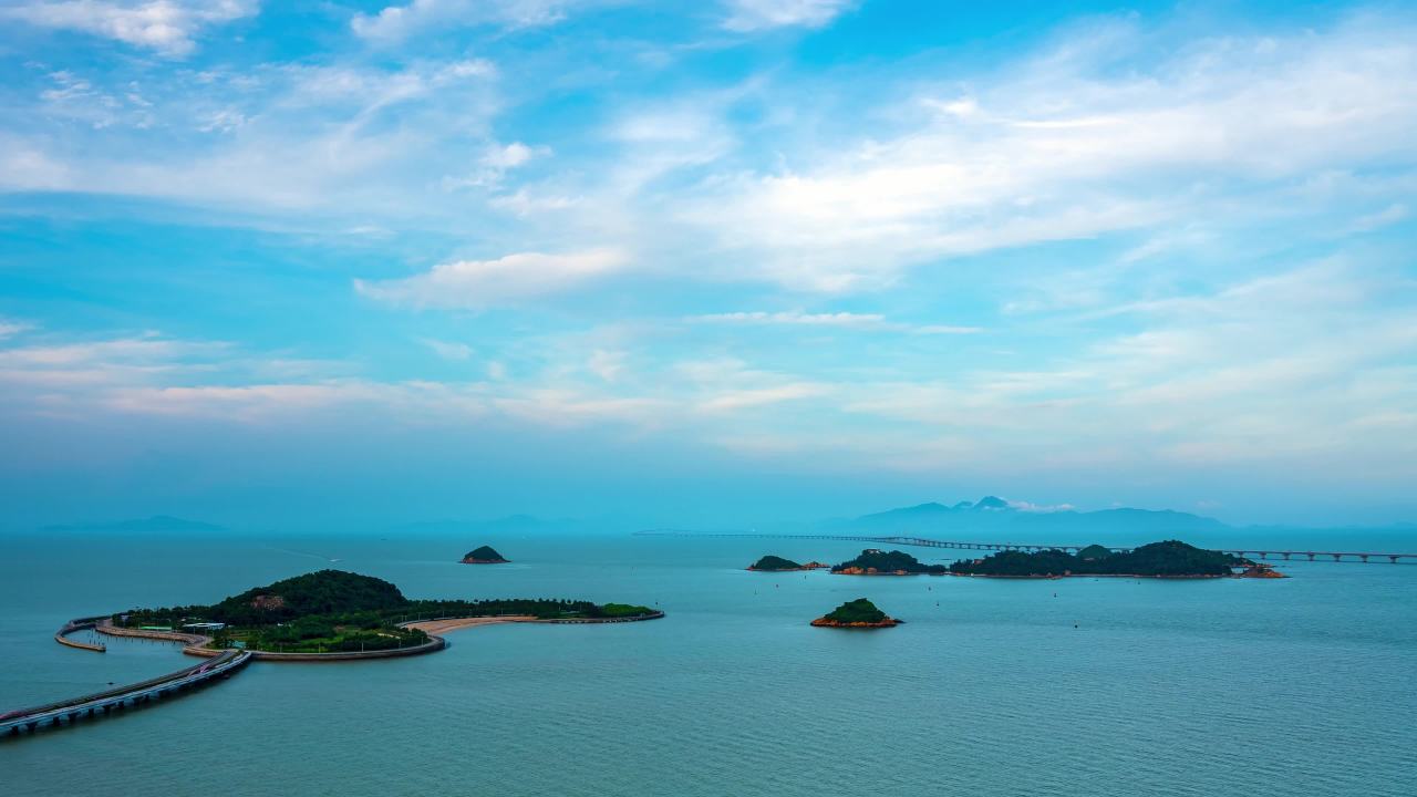 海上岛屿与港珠澳大桥黄昏景观