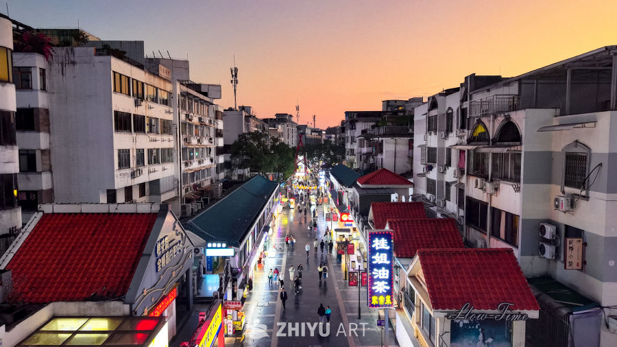 夕阳下的繁忙商业街