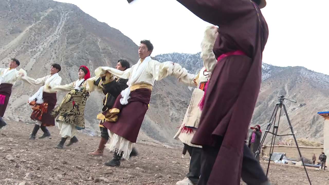 藏族传统服饰舞蹈表演