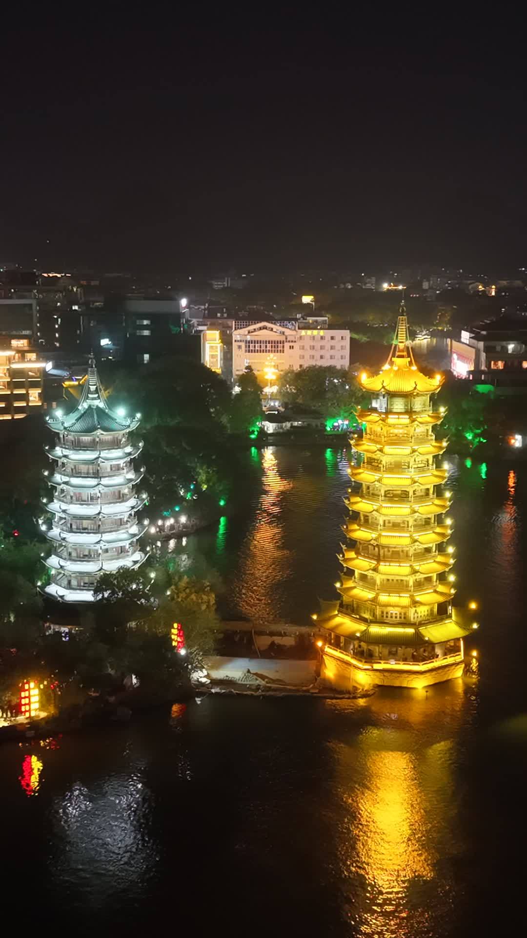 夜色中的古塔与河流