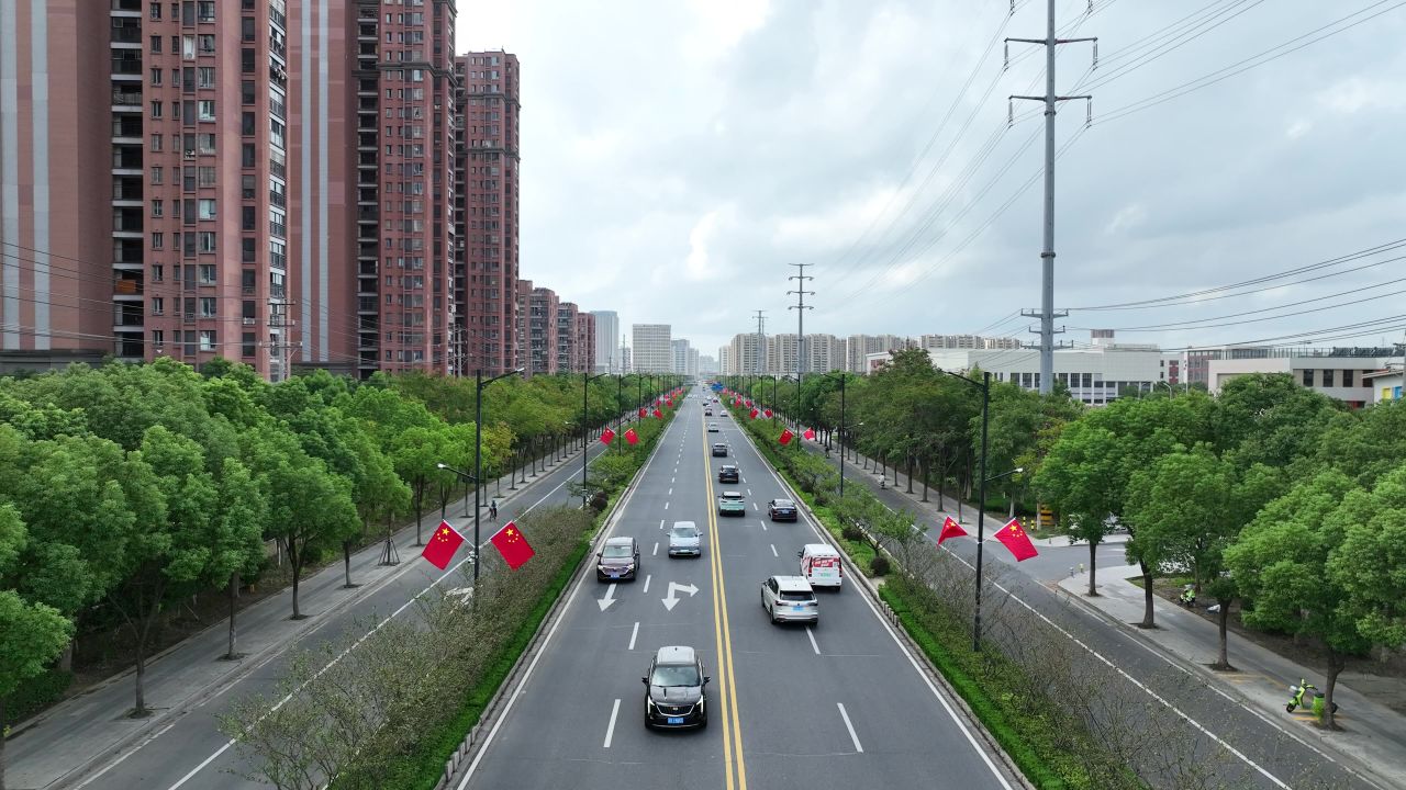 航拍道路上的国旗 1