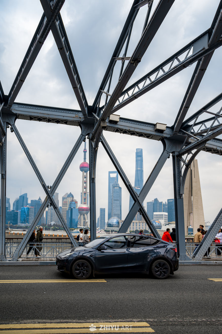 都市桥梁上的现代风景