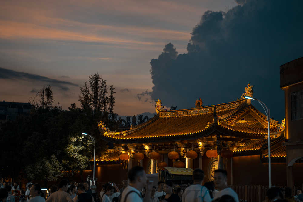 黄昏下的寺庙