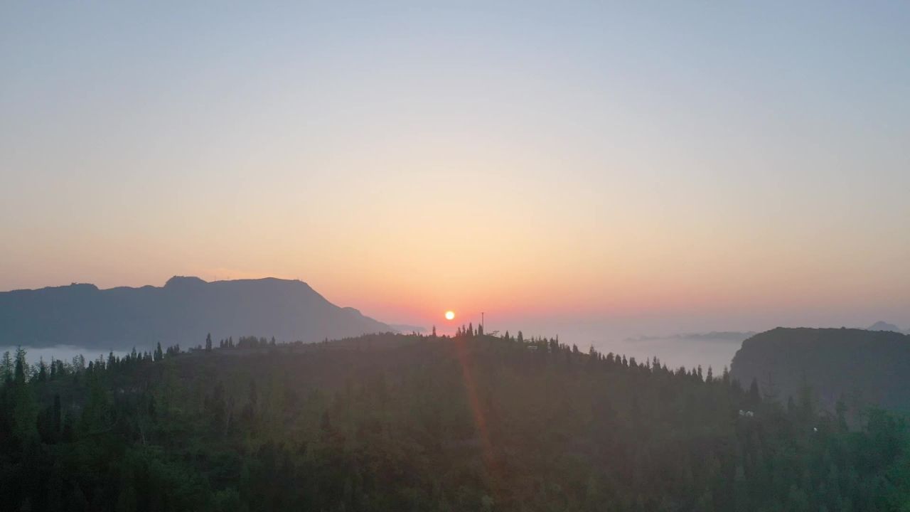 唯美高山日出云海  山顶建筑大气壮观