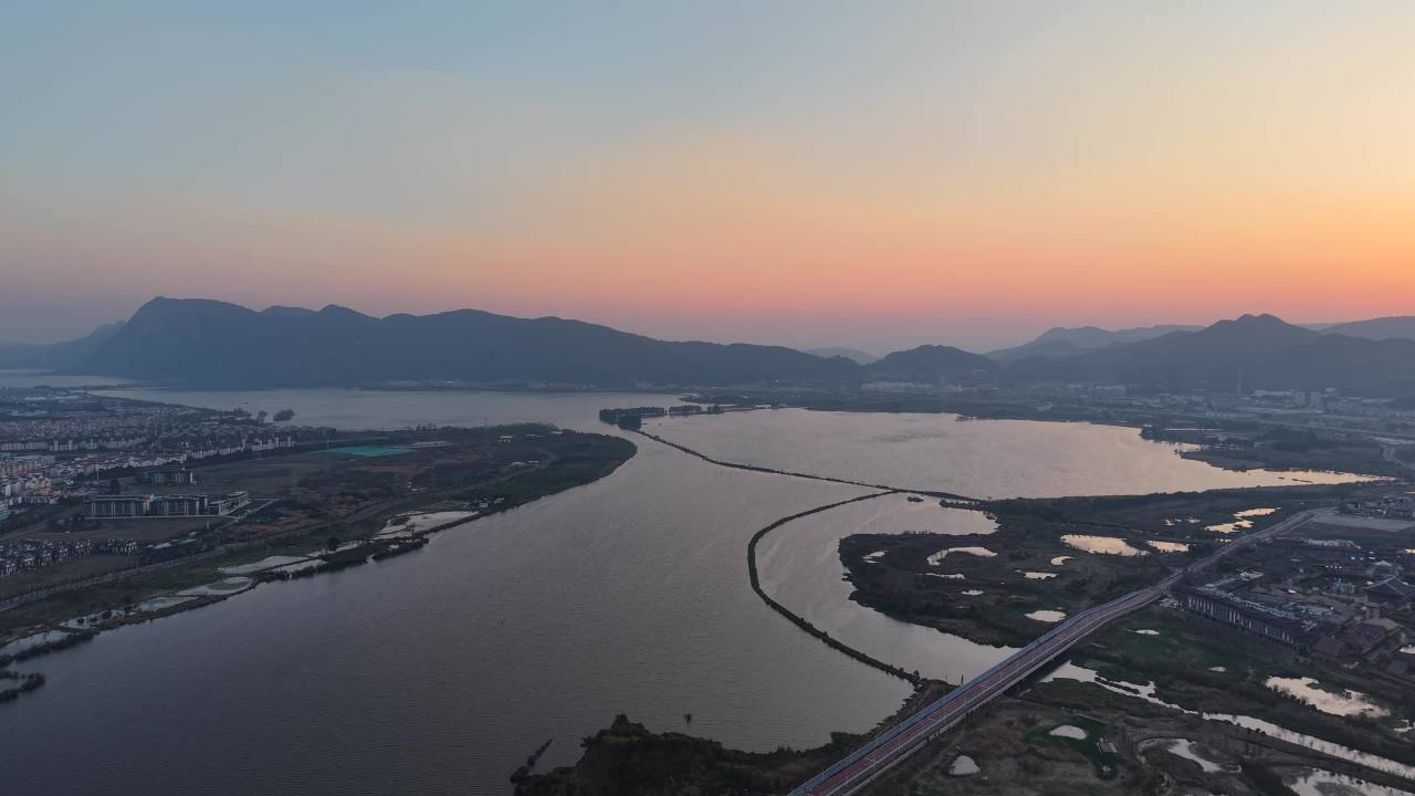 日落下的河流与城市