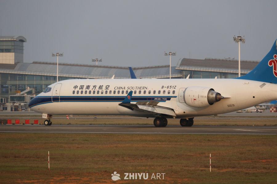 中国南方航空ARJ21-700飞机在机场