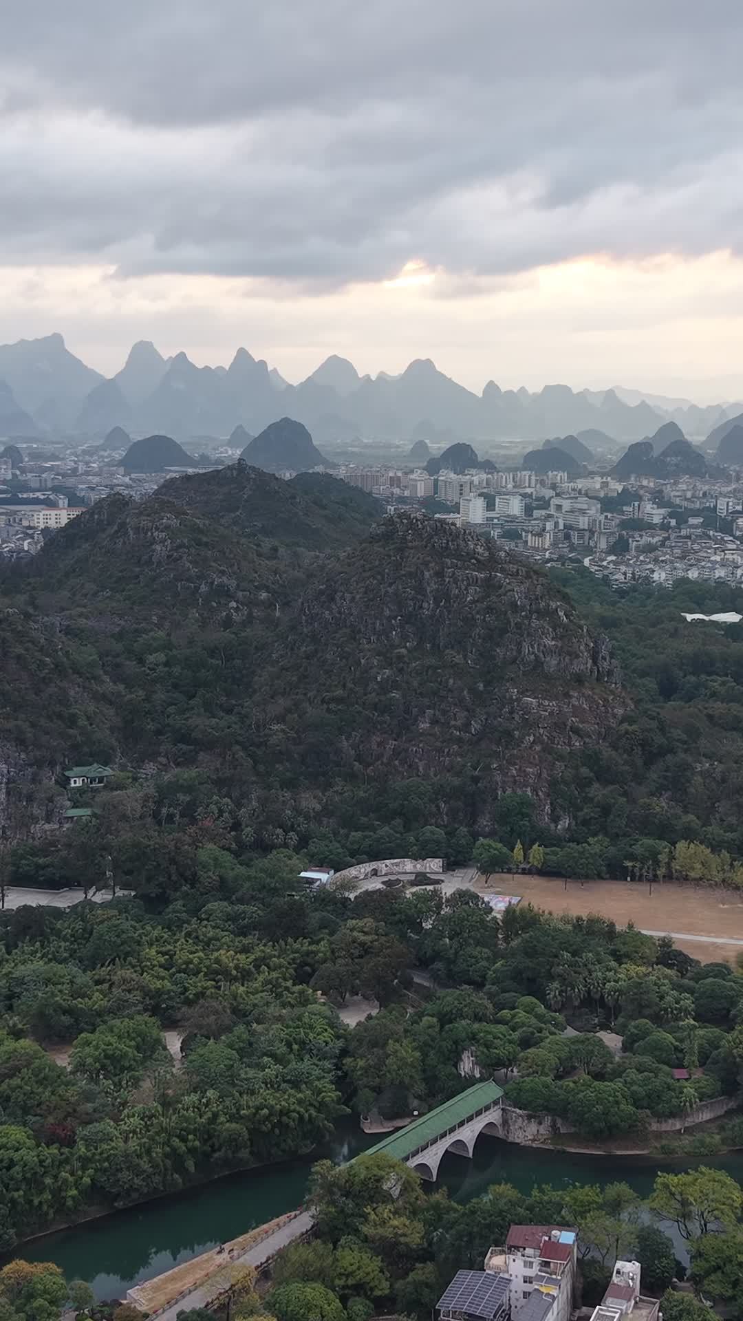 山水城市的黄昏景色