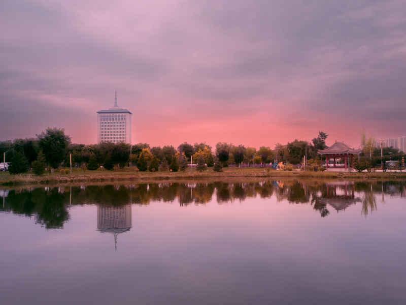 晚霞湖