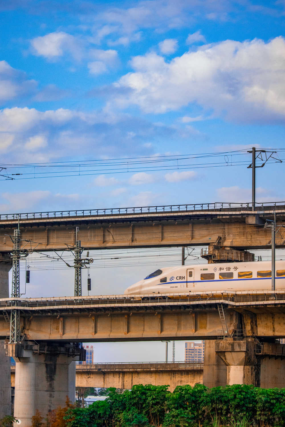 2023 城市轨道交通高铁行驶在桥梁上