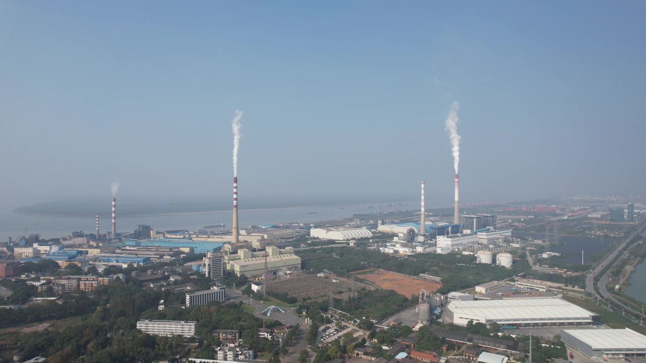 工业生产工厂烟冲排烟环境污染航拍  